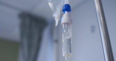 Hastane odasında çalışan damlayan ilaçların damlama ekipmanlarına yakından bakın. ilaç, sağlık ve sağlık hizmetleri.