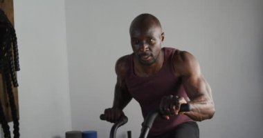 Spor salonunda egzersiz yapan Afro-Amerikan bir adam var. Beden eğitimi için çapraz antrenman.