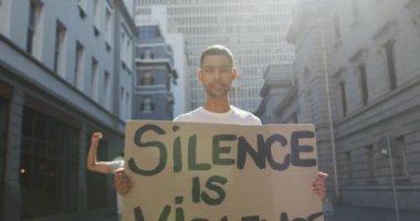 Protesto yürüyüşünde olan iki melez adam el ele tutuşup bağırıyor. Eşit haklar ve adalet protestocuları gösteri yürüyüşünde.