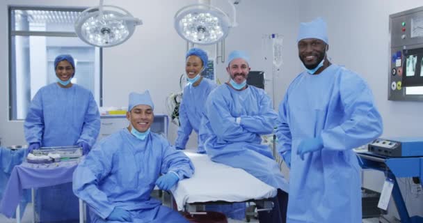 Diversos Médicos Homens Mulheres Usando Máscaras Faciais Sala Operações Sorrindo — Vídeo de Stock