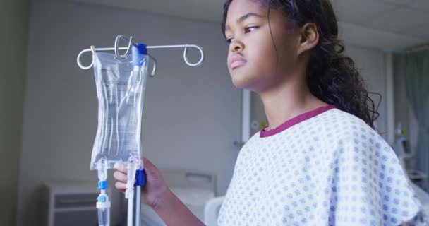 Vegyes Versenyzős Lány Áll Csöpögőzsákkal Kórházi Szobában Orvosi Egészségügyi Egészségügyi — Stock videók