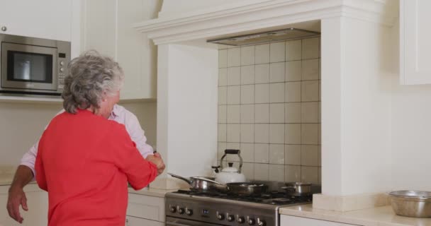 Feliz Pareja Mayor Caucásica Divirtiéndose Sonriendo Bailando Cocina Casa Aislamiento — Vídeos de Stock