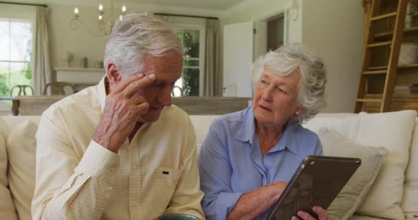 Gestresst Kaukasisch Senior Paar Glimlachend Terwijl Het Gebruik Van Digitale — Stockvideo