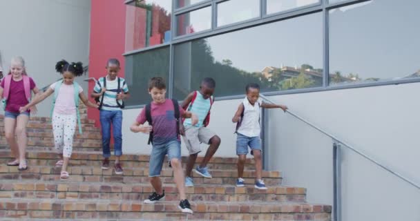 Diverso Grupo Escolares Con Mochilas Sonriendo Corriendo Abajo Después Escuela — Vídeos de Stock