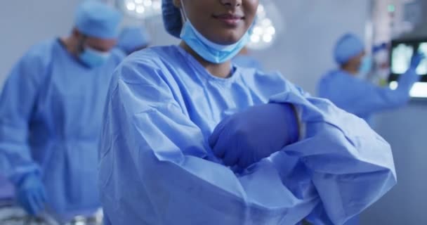 Portrait Médecin Métisse Debout Dans Bloc Opératoire Souriant Caméra Médecine — Video