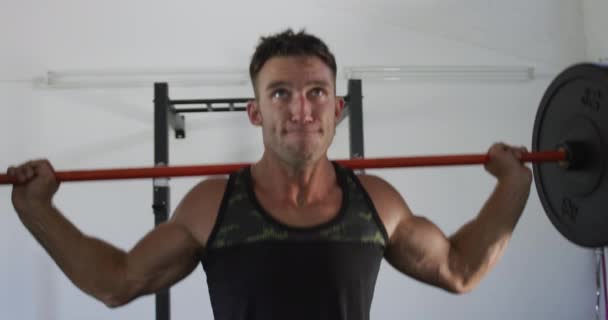 Fit Caucasian Man Training Exercising Lifting Weights Gym Cross Training — Wideo stockowe