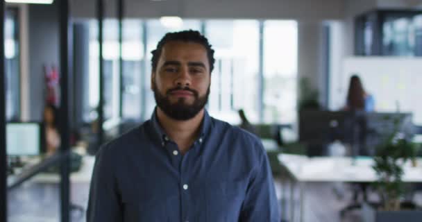 Retrato Homem Negócios Raça Mista Escritório Sorrindo Para Câmera Negócio — Vídeo de Stock