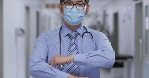 Retrato Médico Caucásico Con Los Brazos Cruzados Usando Mascarilla Pasillo — Vídeo de stock