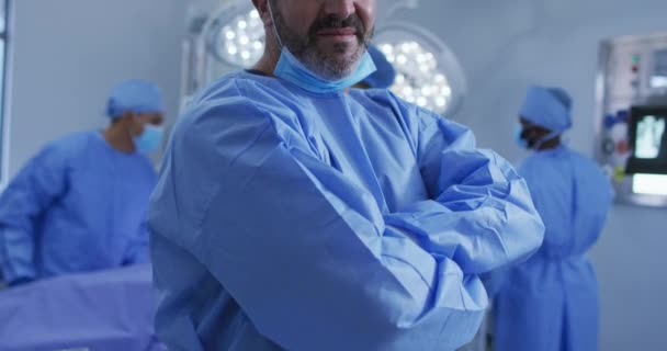Retrato Cirurgião Caucasiano Sala Operações Sorrindo Para Câmera Serviços Medicina — Vídeo de Stock