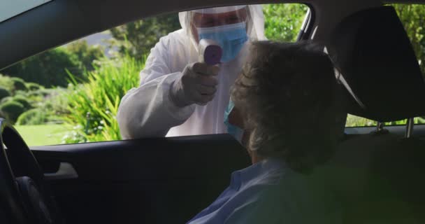 Καυκάσια Ηλικιωμένη Γυναίκα Στο Αυτοκίνητο Που Φοράει Μάσκα Προσώπου Και — Αρχείο Βίντεο
