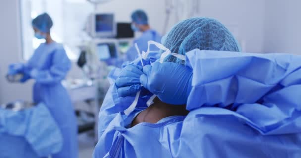 Afro Amerikaanse Vrouwelijke Chirurg Met Chirurgische Pet Gezichtsmasker Operatiekamer Medische — Stockvideo