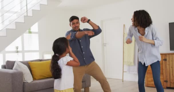 Feliz Familia Hispana Con Hija Bailando Divirtiéndose Sala Estar Casa — Vídeos de Stock