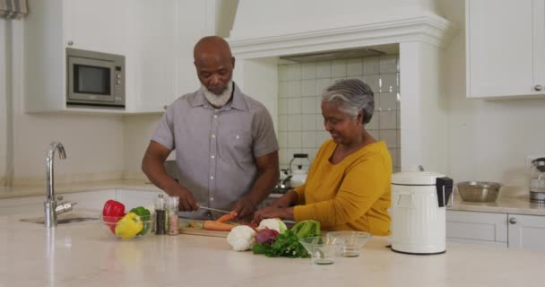 Coppia Anziani Afroamericani Che Tagliano Verdure Cucina Casa Pensionamento Anziano — Video Stock