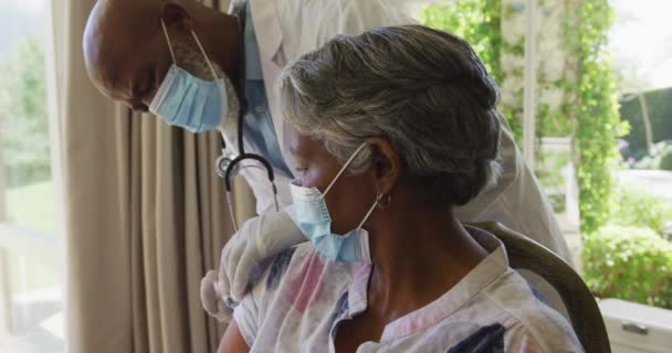 Amerykański Starszy Rangą Lekarz Wstrzykuje Covid Amerykańskiej Kobiecie Domu Szczepienia — Wideo stockowe