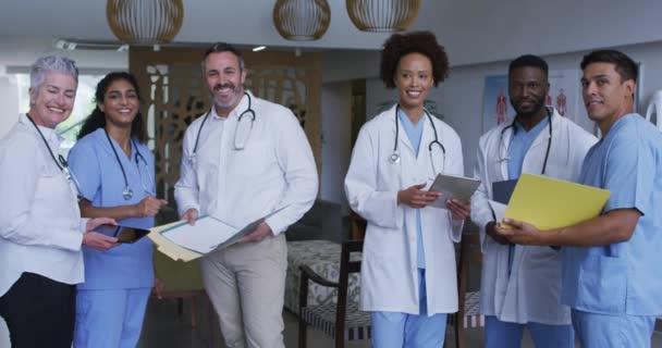 Retrato Diversos Médicos Masculinos Femininos Corredor Hospital Sorrindo Para Câmera — Vídeo de Stock