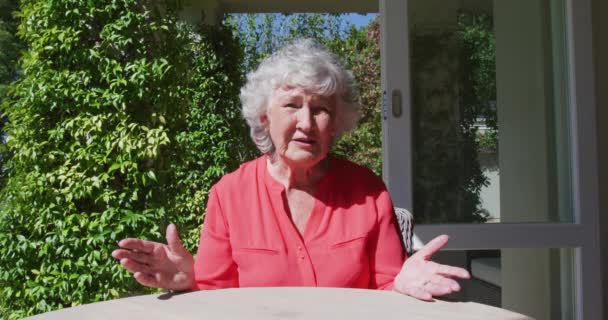 Donna Anziana Caucasica Seduta Tavola Nel Giardino Soleggiato Parlare Fare — Video Stock