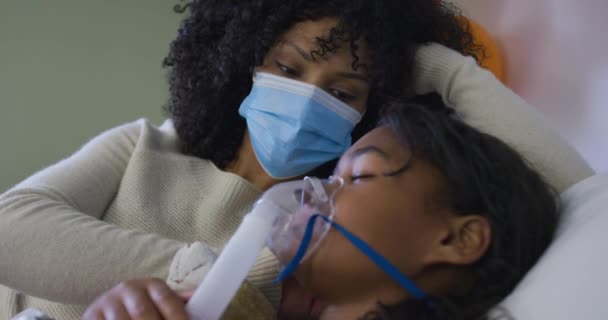 Mère Afro Américaine Prenant Soin Fille Dans Masque Oxygène Couché — Video