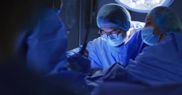 Diverse Chirurgen Dragen Gezichtsmaskers Beschermende Kleding Operatiekamer Medische Gezondheids Gezondheidsdiensten — Stockvideo