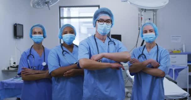 Portret Van Diverse Vrouwelijke Mannelijke Chirurgen Met Gezichtsmaskers Scrubs Het — Stockvideo