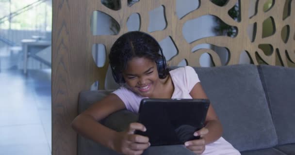 Afro Amerikaans Meisje Glimlachend Terwijl Het Gebruik Van Digitale Tablet — Stockvideo