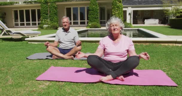 Glückliches Kaukasisches Seniorenpaar Beim Yoga Meditieren Garten Der Sonne Zuhause — Stockvideo