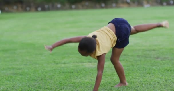 Afro Amerikaanse Schoolmeisje Doet Radslagen Tijdens Lichamelijke Opvoeding Buiten Kinderen — Stockvideo