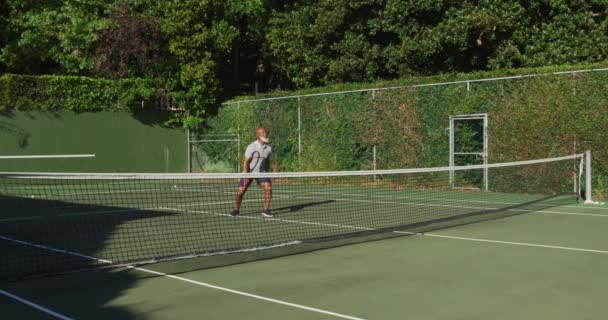 Açık Güneşli Bir Günde Tenis Kortunda Tenis Oynayan Afrikalı Amerikalı — Stok video