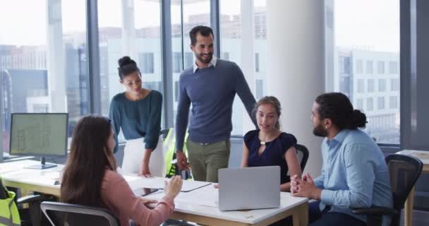 Divers Groupes Collègues Créatifs Masculins Féminins Sont Réunis Une Table — Video