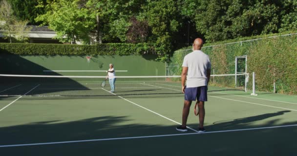 Güneşli Bir Günde Tenis Kortunda Tenis Oynayan Afrikalı Amerikalı Son — Stok video