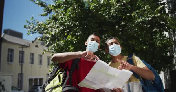 Dva Míšenci Sobě Mají Masky Maskou Hlavě Backpacking Dovolená Město — Stock video