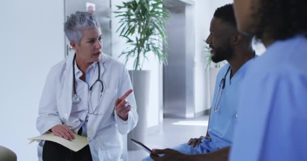 Biała Kobieta Starszy Lekarz Dyskutuje Różnymi Kolegami Spotkaniu Personelu Szpitalnego — Wideo stockowe