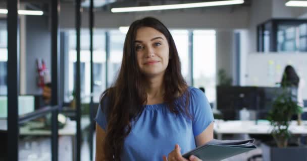 Retrato Una Mujer Negocios Caucásica Pie Oficina Sosteniendo Papeleo Sonriendo — Vídeos de Stock