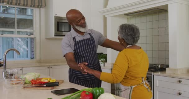 Afro Amerikaans Seniorenpaar Draagt Schorten Die Samen Dansen Keuken Thuis — Stockvideo