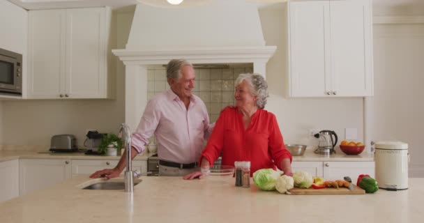 Retrato Pareja Mayor Caucásica Sonriendo Mientras Estaba Pie Cocina Casa — Vídeos de Stock