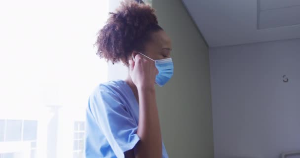 Unavený Smíšený Závod Ženského Lékaře Sundat Masku Obličeje Stojící Nemocničním — Stock video