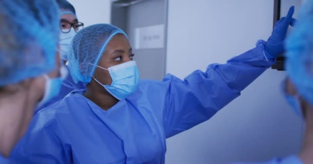 Cerrahlar Cerrahi Şapkalar Yüz Maskeleri Takıp Röntgenleri Tartışıyorlar Covid Koronavirüs — Stok video