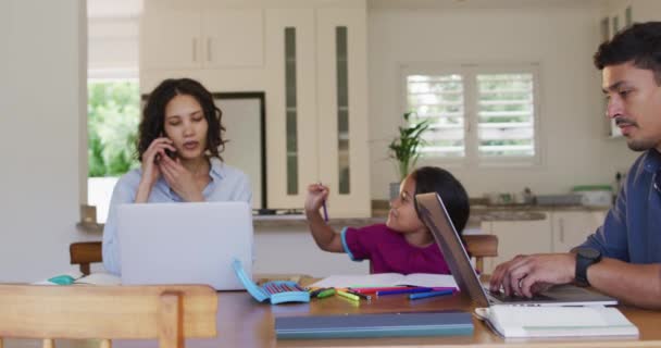 Mãe Hispânica Sentada Mesa Trabalhando Com Laptop Conversando Telefone Desenho — Vídeo de Stock