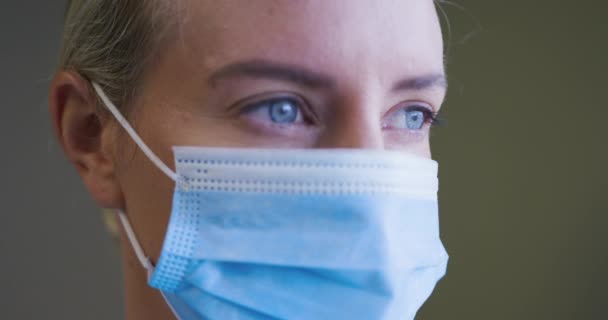 ปภาพของหมอหญ วขาวสวมหน ากากมองไปท การทางการแพทย ขภาพ และการด แลส ขภาพ ระหว างการระบาดของไวร — วีดีโอสต็อก