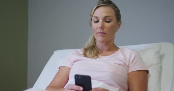 Biała Pacjentka Leży Szpitalnym Łóżku Używa Smartfona Usługi Medyczne Zdrowotne — Wideo stockowe