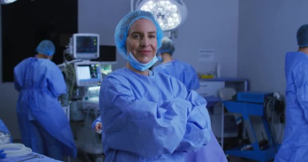 在手术室里 一个头戴低面罩的高加索女外科医生在镜头前微笑的画像 眼镜蛇大流行期间的医疗 保健和保健服务D — 图库视频影像