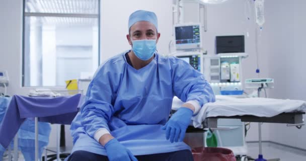 Retrato Cirujano Caucásico Con Máscara Facial Sentado Quirófano Hospital Medicina — Vídeos de Stock