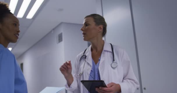Hastane Koridorunda Yürüyen Çeşitli Kadın Doktorlar Sağlık Görevlileri Ilaç Sağlık — Stok video