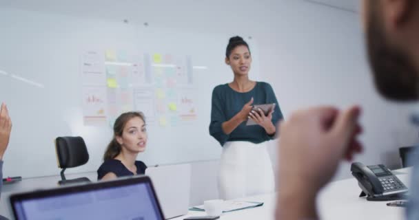 Diversos Colegas Escritório Masculinos Femininos Aplaudiram Após Apresentação Sala Reuniões — Vídeo de Stock