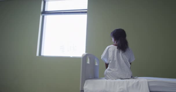 Смешанная Расистка Сидит Больничной Койке Смотрит Окно Медицина Здравоохранение Здравоохранение — стоковое видео