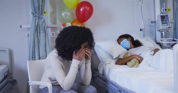 Madre Afroamericana Estresada Sentada Junto Hija Acostada Cama Hospital Atención — Vídeo de stock