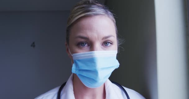 Portret Van Een Blanke Vrouwelijke Arts Met Gezichtsmasker Het Ziekenhuis — Stockvideo