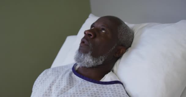 Afro Amerikalı Erkek Hasta Hastane Yatağında Uzanıyor Esniyor Ilaç Sağlık — Stok video