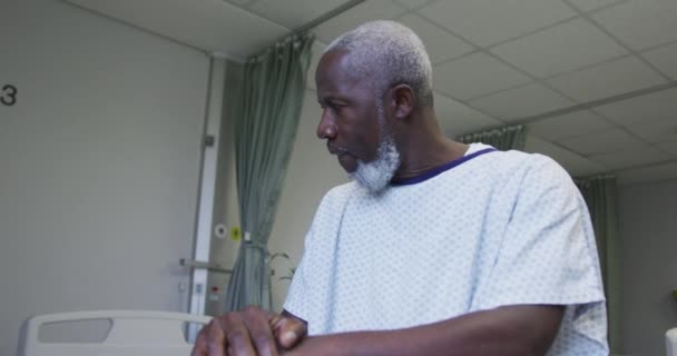 Amerykański Pacjent Patrzący Okno Laską Pokoju Szpitalnym Usługi Medyczne Zdrowotne — Wideo stockowe