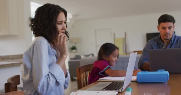 Spanische Eltern Sitzen Tisch Und Arbeiten Mit Laptops Und Töchtern — Stockvideo