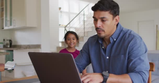 Feliz Padre Hispano Hija Sentados Mesa Mirando Portátil Casa Aislamiento — Vídeos de Stock